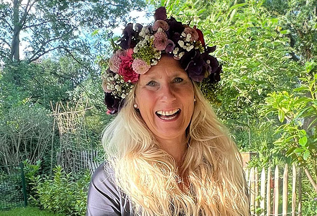 Kathrin mit Blumenkranzkopfschmuck - Jahreszeiten Motivationsworkshop: Bewussteinsschmiede Sommer